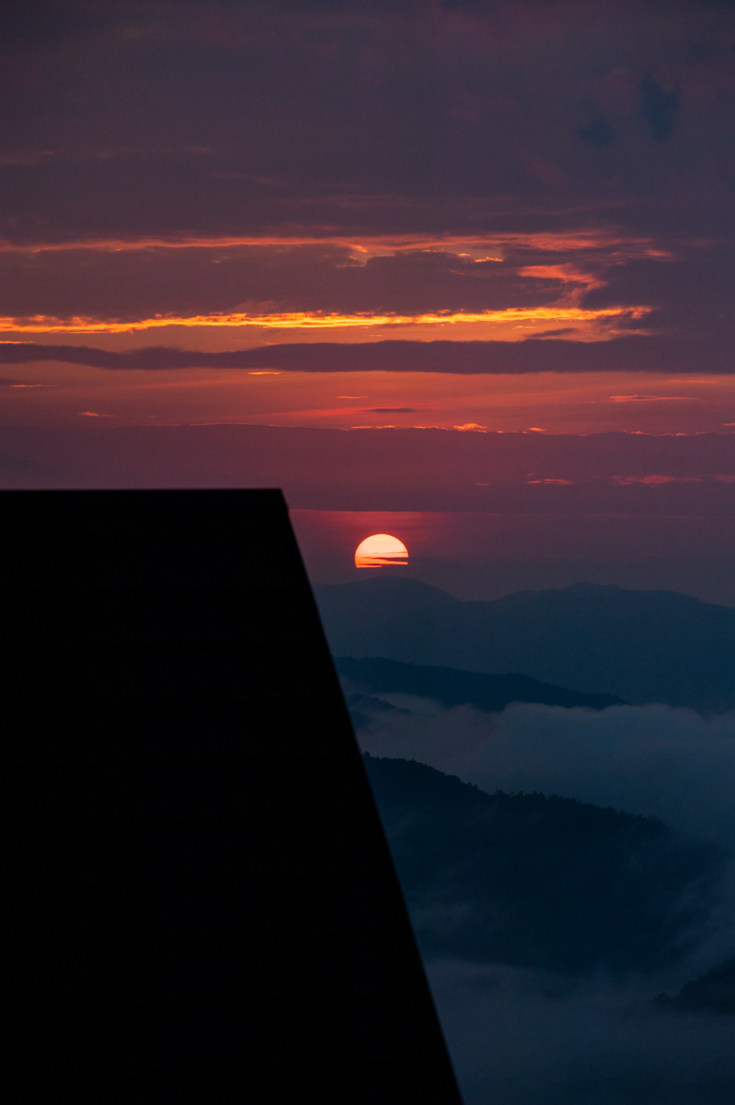 旭日渐升,茶山叠起破晓之时,晨光绮丽黎明将至,浮云朝露才感受夏,忽而